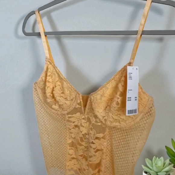 NWT Urban Outfitters Sabine Lace Bodysuit Sz L Golden Yellow $59 - Picture 6 of 10